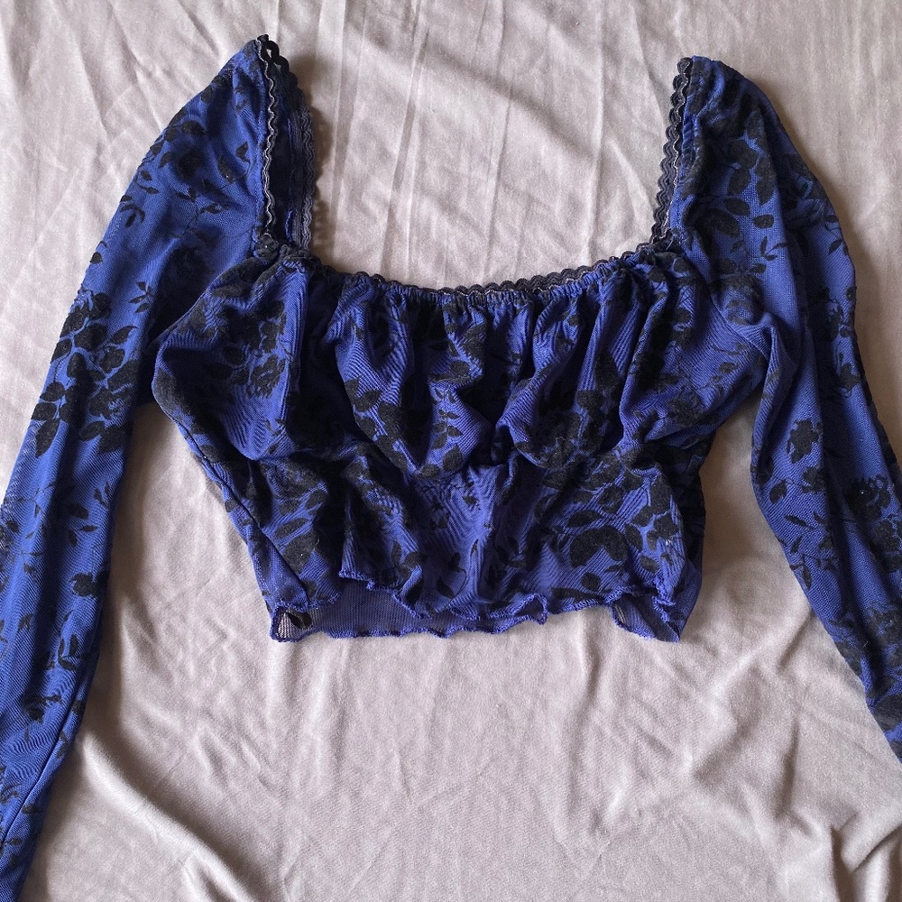 Blue floral long sleeve crop top